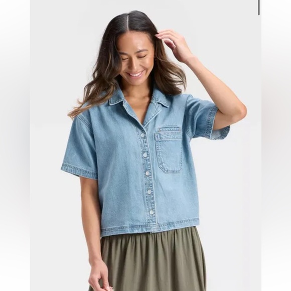 NWOT Universal Thread Light Wash Short Sleeve Denim Button-Up Shirt - Picture 4 of 4